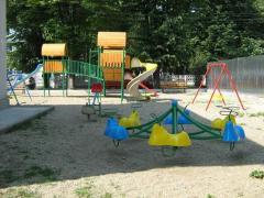 Locurile de joacă pentru cei mici fac victimă după victimă! Un copil de doar patru ani din Constanţa a căzut printre scândurile unui tobogan