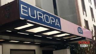 Români, evacuați CU SCANDAL dintr-un hotel din Italia, pe care îl ocupau abuziv. Localnicii se plângeau că trăiesc "sub teroare" din cauza "mizeriei" și furturilor