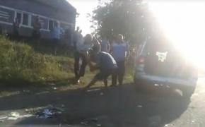 Scene incredibile lângă Lugoj! Un șofer BĂUT care s-a răsturnat cu mașina, imobilizat cu greu de polițiști (VIDEO)
