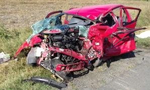 Şoferul unui Matiz A MURIT, după ce s-a izbit de un TIR, maşina sa fiind făcută praf