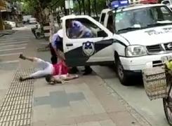 Scene ȘOCANTE în mijlocul străzii! Un polițist a TRÂNTIT la pământ o mamă care își ținea fiul în brațe (VIDEO)