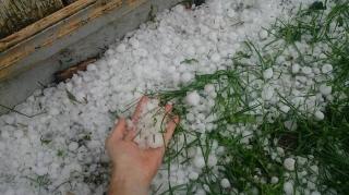 Fenomenele meteo EXTREME pun stăpânire pe România! Grindină imensă la Buzău!
