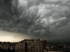 Furtună în Bucureşti! Capitala va fi lovită de un CICLON puternic! ANM a emis avertizări meteo de COD PORTOCALIU pentru mai multe județe în următoarele ore