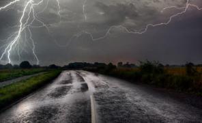Cod portocaliu de fenomene extreme! Două persoane au fost LOVITE de fulger, în Vaslui. Un cioban a murit