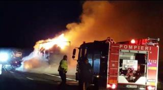 Camion ÎN FLĂCĂRI pe autostrada A1! Traficul, BLOCAT pe sensul spre Capitală. INTERVENŢIE DE URGENŢĂ a pompierilor. IMAGINI DRAMATICE