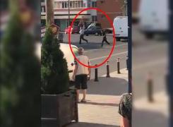Un bărbat înarmat cu un CUŢIT a alergat un POLIŢIST pe o stradă din Brăila - VIDEO ŞOCANT