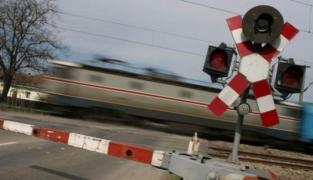 Trenul personal personalul Dorohoi-Iaşi a SPULBERAT o maşină la Broscăuţi