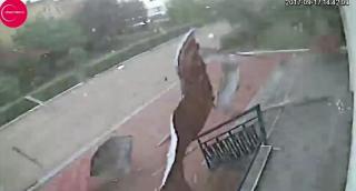 O femeie în vârstă şi doi bărbaţi, la un pas de moarte pe scările unui spital din Timişoara, în timpul furtunii de duminică. Imagini TERIFIANTE