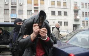 "Bă, vrei să-ţi smulg inima din tine?" Un poliţist constănţean a trăit spaima vieţii, la un control de rutină. Doi bărbaţi l-au imobilizat şi l-au bătut în mijlocul străzii