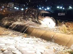 Un avion s-a PRĂBUȘIT și a EXPLODAT pe Aeroportul Ataturk din Turcia! Traficul aerian a fost BLOCAT! (VIDEO)