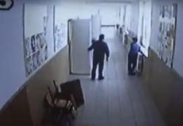 CAZ  ŞOCANT la Rovinari! Elev premiant, BĂTUT de profesor pe holurile şcolii. Băiatul a fost lovit în mod repetat cu capul de hidrant. TOTUL A FOST FILMAT