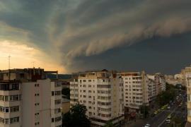 Noi AVERTIZĂRI METEO în România! PLOI TORENŢIALE şi VIJELII în 12 judeţe, până mâine seară. Ce zone sunt afectate 