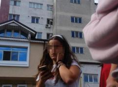 Scene INCREDIBILE la liceu! O elevă a fost TÂRÂTĂ de PĂR și UMILITĂ de o adolescentă!