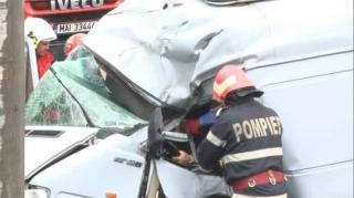 Accident TERIBIL la Deva, unde şoferul unei dube a fost STRIVIT în cabina maşinii. A suferit fractură de bază de craniu şi e în COMĂ