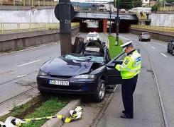 ACCIDENT ÎNGROZITOR. O maşină s-a ÎNCOLĂCIT de un stâlp după ce un şofer BEAT a pierdut controlul volanului - VIDEO