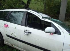 Accident în drum spre nuntă! Patru fete au ajuns de urgenţă la spital după ce maşina lor s-a izbit de un stâlp!