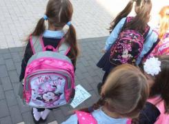 O fetiţă de clasa a V-a a fost pălmuită la şcoală de doi colegi pentru că vorbea ungureşte