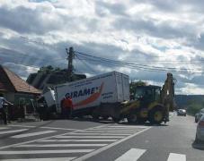 Accident spectaculos în Argeş. Un camion a fost aproape să DĂRÂME o casă, pe drumul dintre Piteşti şi Câmpulung