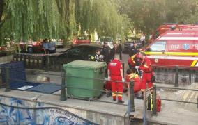 Un copil şi bunicul lui AU CĂZUT în Dâmboviţa, pe Splaiul Unirii, duminică după-amiază. Una dintre victime e inconştientă