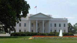 Bărbat arestat în apropierea Casei Albe! Polițiștii au găsit asupra lui nouă puşti şi trei cuţite!