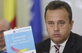 Un profesor universitar DĂ DE PĂMÂNT cu manualul unic: ”Este NOCIV și eronat. E de-a dreptul îngrijorător”