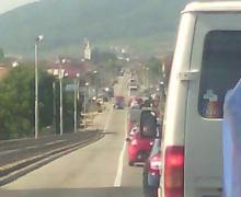 Accident de GROAZĂ în Bistriţa. O adolescentă de doar 15 ani s-a aruncat din cabina unui TIR care rula cu viteză