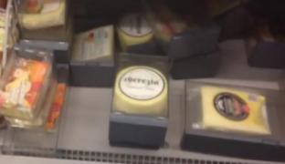 Brânză și cașcaval, vândute cu SIGILIU! De teama hoților, un supermarket din Constanța a luat măsuri extreme de siguranță pentru produsele de la raft (VIDEO)