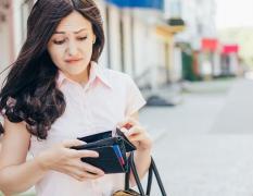 4 greșeli costisitoare pe care le faci atunci când iei un credit. Din cauza lor, ajungi să ai datorii uriașe