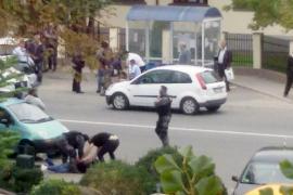 Scandal cu BÂTE și FOCURI DE ARMĂ în fața Primăriei! Mascații au intervenit în forță pentru a-i imobiliza pe scandalagii - VIDEO