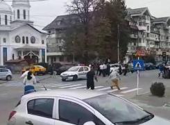 Primele imagini de la SCANDALUL cu bâte şi focuri de armă din Argeş! Poliţiştii s-au ferit de bâtele aruncate de scandalagii - VIDEO