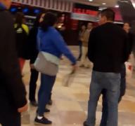 Imagini ȘOCANTE într-un mall! O mamă își lovește FĂRĂ MILĂ, cu o CUREA, băiețelul de doar câțiva ani. Femeia este cu greu oprită de martorii oripilați (VIDEO)
