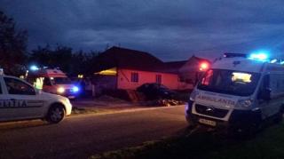 Accident HALUCINANT în Timiș. Doi bărbați, unchi și nepot, s-au apucat să-și repare acoperișul după furtuna groaznică și au căzut amândoi. Bătrânul e în stare critică