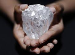 Cu cât s-a vândut cea mai mare piatră preţioasă găsită în ulimii 100 de ani!