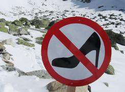 Interzis cu tocuri pe munte - un nou semn de circulație montat în munți de teama domnișoarelor care se cred în club!