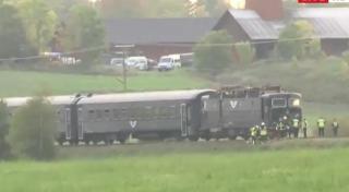 Un transportor blindat a intrat direct într-un TREN de pasageri, în timpul unui exerciţiu militar, cel puţin patru persoane sunt rănite