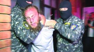 Ipoteză TERIBILĂ. Poziția BIZARĂ în care a fost găsit în CELULĂ cadavrul ucigașului polițistului din gara Suceava sugerează că ar fi fost "AJUTAT"