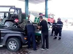 Accident într-o benzinărie din Vâlcea! O volă a căzut de pe o platformă peste o pompă de alimentare (VIDEO)
