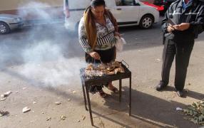 Această femeie a dat foc la grătar în mijlocul străzii, la Brăila, fără nicio jenă, și întorcea la pulpițe de față cu polițiștii. Trecătorii au rămas tablou