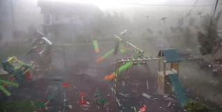 Noi imagini cu TORNADA care a lovit vestul ţării în 17 septembrie! URGIA a fost filmată în Cluj, de camerele de supraveghere (VIDEO DRAMATIC)