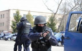 Intervenţie de urgenţă a jandarmilor brăileni, la o sesizare că un bărbat a RĂPIT o tânără şi încearcă să o omoare, într-o maşină