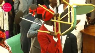 Încăierare nebună în Parlamentul Ugandei: parlamentarii s-au bătut cu scaunele