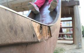 Copil de 6 ani în stare critică, după ce a căzut în cap, pe asfalt, de pe un tobogan, la Târgu Jiu. Elicopterul SMURD îl duce de urgenţă la Bucureşti