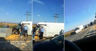 Accident MORTAL la ieşire din Vrancea! Impact DEVASTATOR între un microbuz și o mașină încărcată cu porumb (VIDEO)