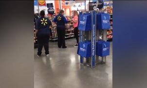 PANICĂ într-un supermarket! Două mame care cumpărau rechizite s-au luat la ceartă din cauza unui caiet. Una dintre ele a scos PISTOLUL (VIDEO)