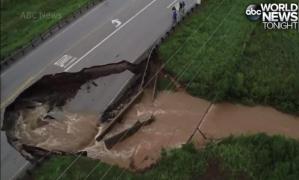 Imagini apocaliptice în SUA! O GAURĂ imensă a apărut pe o autostradă din Texas, după retragerea apelor aduse de uraganul Harvey (VIDEO)