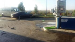 O tânără şoferiţă A IZBIT în plin o pompă a unei staţii de benzinărie, pe A2! Imagini VIOLENTE