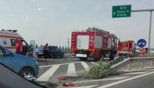 ACCIDENT deosebit de grav pe A1! Un bărbat a decedat, iar o altă persoană este rănită, după ce un CAMION a intrat într-o mașină (FOTO)