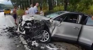 CINCI oameni sunt răniţi, printre ei şi un copil, după ce un microbuz s-a CIOCNIT FRONTAL cu un autoturism, pe DN1 (VIDEO)