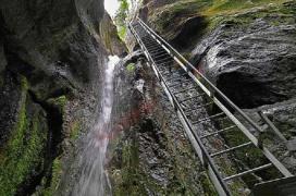 Descoperire MACABRĂ la Canionul Șapte Scări. Un bărbat, dat dispărut de familie, a fost găsit fără suflare, el fiind strivit de un copac