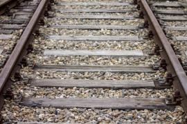 TRAGEDIE pe calea ferată, la Brănești! Un bărbat plecat să culeagă iarbă a fost ACCIDENTAT mortal de un tren. Victima avea probleme cu auzul